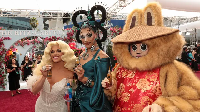 Joella pilih menggunakan kostum Labubu di Emmy Awards 2025. [Al Seib Invision/AP]