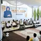 Bupati Banyuwangi Ipuk Fiestiadani (Tengah)lakukan dialog dengan masyarakat Desa Licin. (Istimewa)