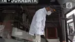 Menhub Budi Karya Sumadi mengecek kesiapan salah satu bus di Terminal Bus Terpadu Pulo Gebang, Jakarta, Kamis (31/12/2020). Sebelumnya Menhub Budi Karya Sumadi bersama Wagub DKI Jakarta Ahmad Riza Patria meresmikan sistem tiket elektronik Terminal Pulo Gebang. (Liputan6.com/Helmi Fithriansyah)