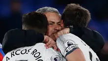 Pelatih Manchester United, Jose Mourinho memeluk Michael Carrick dan Marcos Rojo usai pertandingan melawan Crystal Palace di Liga Primer Inggris di stadion Selhurst Park, Inggris, (14/12). MU menang atas Palace dengan skor 2-1. (Reuters/Stefan Wermuth)