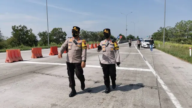 Satgas Covid-19 memutarbalikkan kendaraan di exit tol Gandulan, Pemalang, seturut pemberlakuan penutupan pintu tol Jawa Tengah. (Foto: Liputan6.com/Humas Polres Pemalang)
