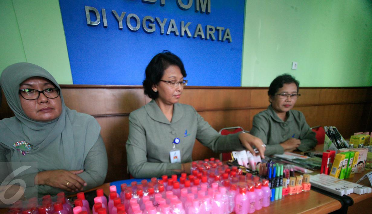 Petugas  menunjukan barang bukti berupa jamu dan alat kosmetik berbahaya berbahan kimia  di BPOM DIY, Yogyakarta, Senin (2/5/2016).Total penemuan produk ilegal sekitar 231,8 juta.(Boy Harjanto)