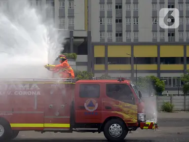 Petugas melakukan penyemprotan cairan disinfektan di Wisma Atlet Kemayoran, Jakarta Pusat, Sabtu (21/3/2020). Wisma Atlet Kemayoran disemprot cairan disinfektan sebelum dijadikan rumah sakit darurat virus corona COVID-19. (merdeka.com/Imam Buhori)