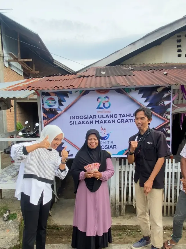 Pemilik Warung Lontong Sayur Si Us Tampak Bahagia Mendapat Bantuan Modal Usaha Senilai Rp 2,8 Juta dari Indosiar