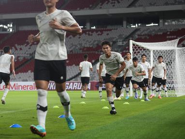 Sejumlah pemain Timnas Indonesia U-22 melakukan latihan resmi menjelang pertandingan uji coba internasional melawan Timnas Lebanon U-22 di Stadion Utama Gelora Bung Karno (SUGBK), Senayan, Jakarta, Kamis (13/04/2023). Laga tersebut rencananya akan berlangsung pada Jumat (14/04/2023) sebagai bagian dari persiapan SEA Games 2023 di Kamboja. (Bola.com/Bagaskara Lazuardi)
