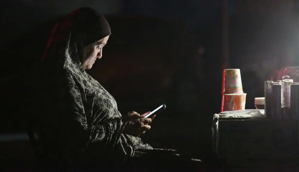 Di kota al-Zawaida, warga harus hidup tanpa aliran listrik. (Bashar TALEB/AFP)