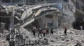 Warga Palestina mencari barang-barang yang dapat diselamatkan di reruntuhan bangunan yang hancur sehari sebelumnya dalam serangan Israel di lingkungan Al-Daraj, Kota Gaza pada 16 Juli 2025. (Omar AL-QATTAA/AFP)