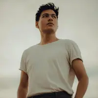 Tidak hanya itu, Rendy pun kini juga sering memiliki waktu berbincang dengan sang istri. Mulai dari soal kuliner, hingga menonton film bersama. Untuk berkarya membuat lagu, ia tetap memiliki waktu sendiri. (Instagram/rendypandugo)