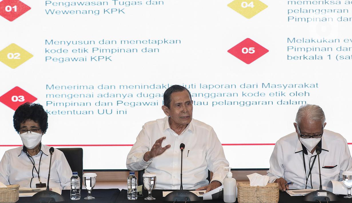 Ketua Dewan Pegawas KPK Tumpak Hatorangan Panggabean (tengah) bersama para anggota Syamsuddin Haris, Harjono, Albertina Ho dan Indriyanto Seno menyampaikan konferensi pers di Gedung ACLC KPK, Jakarta, Senin (9/1/2022). Keterangan pers tersebut terkait laporan akhir tahun Dewan Pengawas (Dewas) Komisi Pemberantasan Korupsi (KPK). (Liputan6.com/Johan Tallo)