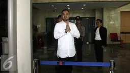 Pedangdut Saipul Jamil memberi salam kepada awak media saat tiba di KPK, Jakarta, Kamis (21/7). Saipul Jamil diperiksa sebagai saksi kasus dugaan suap kepada panitera PN Jakarta Utara terkait putusan perkaranya. (Liputan6.com/Helmi Afandi)