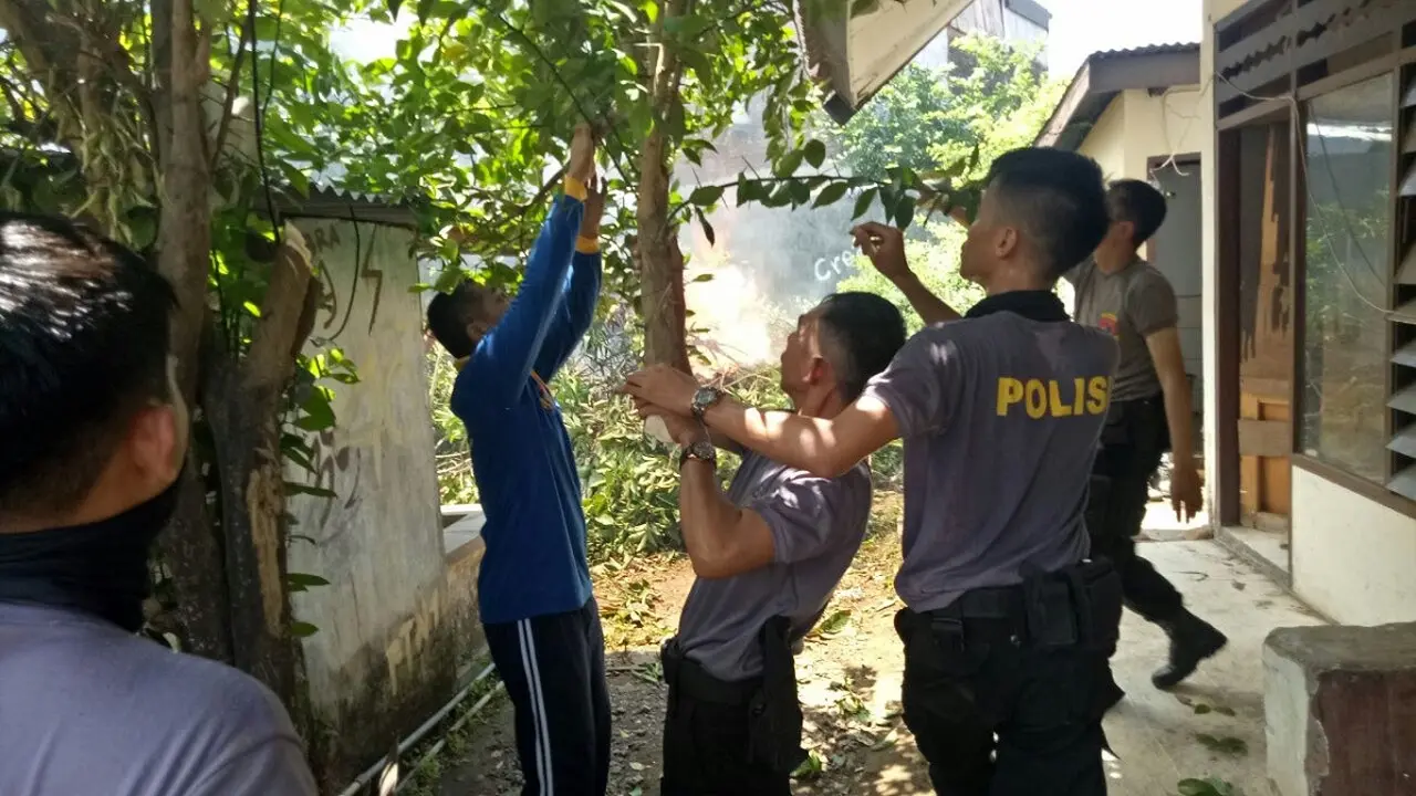 Kapolres Gowa pimpin kerja bakti bersihkan barak polisi bujang (Liputan6.com/ Eka Hakim)