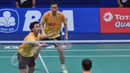 Salah satu aksi Ahsan (kiri) saat berlaga di semifinal Indonesia Open Superseries Premier 2015, Jakarta, Sabtu (6/6/2015). Pasangan Hendra/Ahsan takluk atas Fu Haifeng/Zhang Nan 20-22, 21-18 dan 15-21 asal Tiongkok. (Liputan6.com/Herman Zakharia)