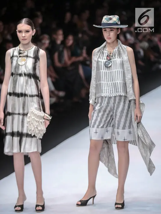 Model memeragakan busana rancangan Novita Yunus dalam Jakarta Fashion Week 2019 di Senayan City, Jakarta, Rabu (24/10). Novita Yunus menampilkan 12 busana rancangannya dalam Jakarta Fashion Week 2019. (Liputan6.com/Faizal Fanani)