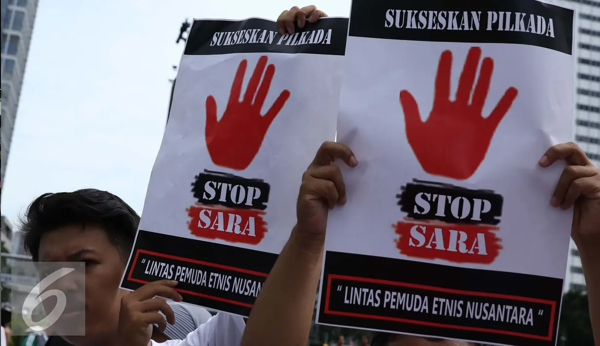 Lintas Pemuda Etnis Nusantara melakukan aksi kampanye di Bundaran HI, Jakarta, Minggu (10/9). Dalam aksinya mereka mengajak warga agar tidak menggunakan isu SARA untuk menyukseskan Pilkada. (Liputan6.com/Gempur M Surya)