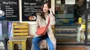 Gaya OOTD Moon Ga Young sendiri terlihat cukup simple. Ia kerap terlihat memadukan jelana jeans dengan kaus yang dibalut dengan outer. Bahkan, sling bag yang dikenakan oleh wanita 24 tahun ini terlihat cukup classy. (Liputan6.com/IG/@m_kayoung)