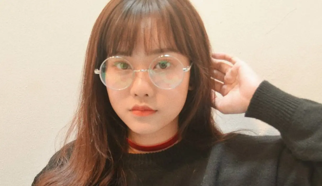 Adik kandung Jess No Limit, Jessica Jane, beberapa kali membagikan potret OOTD yang ia pakai ke media sosial pribadinya. Gaya casualnya kian modis dengan tambahan aksesoris kacamata. (Liputan6.com/IG/@jessicajane99)