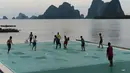 Lapangan sepakbola itu terbuat dari ban pelampung yang bagian atasnya diselimuti dengan triplek dan karpet hijau yang halus. Foto diambil pada 1 Oktober 2014. (AFP PHOTO/Christophe ARCHAMBAULT)