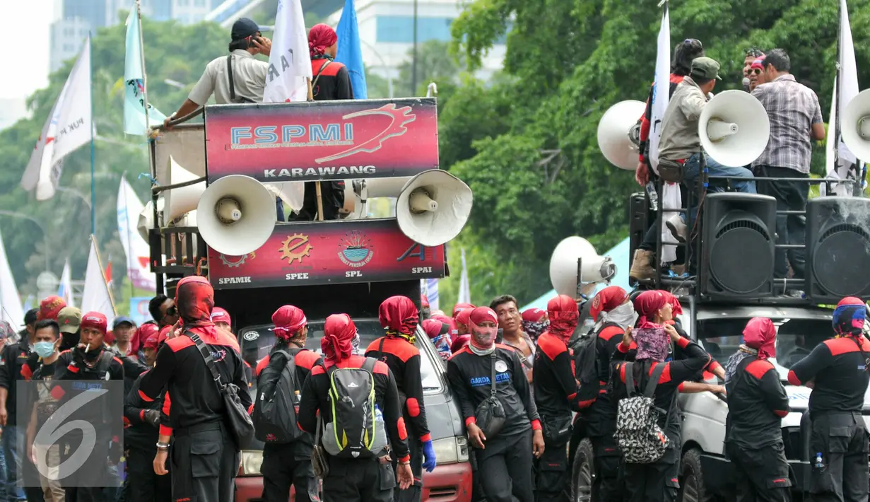 Ribuan buruh kembali melakukan aksi demonstrasi di Jalan Medan Merdeka menolak PP 78 tahun 2015 mengenai pengaturan pengupahan kerja, Jakarta, Kamis (10/12). (Liputan6.com/Yoppy Renato)