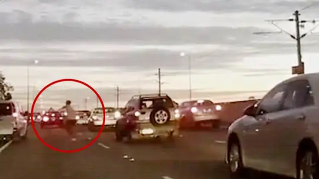 Aksi Nekat Pria Misterius Tabrakkan Diri ke Mobil