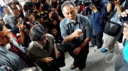 Bambang Widjojanto menjawab pertanyaan wartawan perihal kedatangannya ke kantor Bareskrim, Jakarta, Selasa (24/2/2015).(Liputan6.com/Andrian M Tunay)