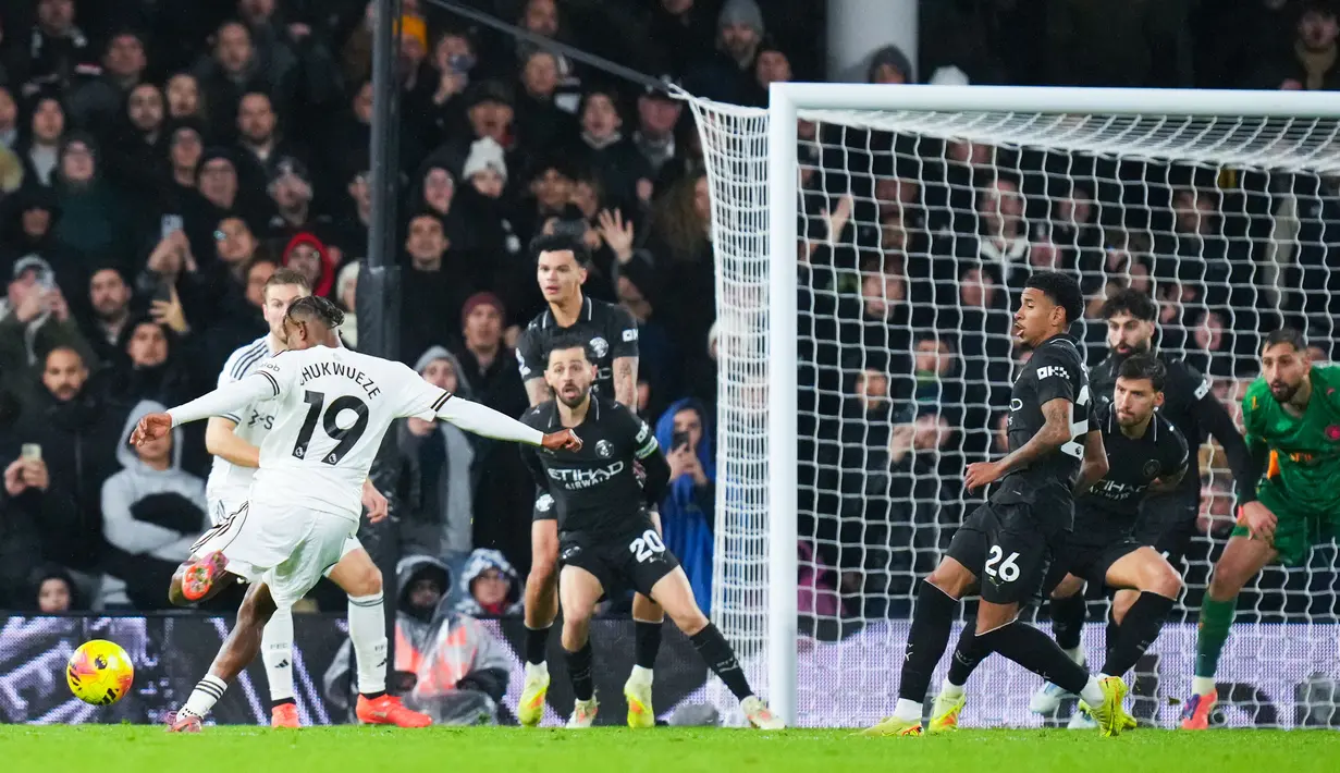 Pertandingan ini berlangsung sengit sejak kick-off dan ditutup dengan serangan gencar tuan rumah menjelang akhir laga. (Bradley Collyer/PA via AP)