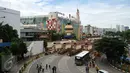Suasana antrean keluar-masuk bus dan metromini Terminal Blok M Jakarta, Senin (21/12/2015). Meski diwarnai isu pemogokan namun sebagian pengemudi metromini memilih tetap beroperasi. (Liputan6.com/Helmi Fithriansyah)