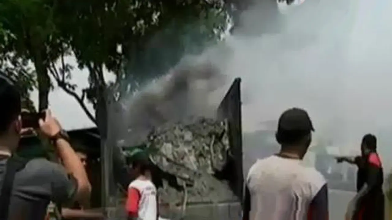 Truk Pengangkut Limbah Terbakar hingga Konflik Israel-Palestina