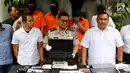 Kabid Humas Polda Metro Jaya Komisaris Besar Polisi Argo Yuwono menunjukkan laptop beserta barang bukti lainnya kasus ilegal akses terhadap sistem elektronik di Polda Metro Jaya, Jakarta, Selasa (13/3). (Liputan6.com/Immanuel Antonius)