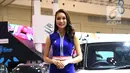 Sales Promotion Girls (SPG) atau model bersanding di samping mobil Suzuki pada pembukaan GIIAS 2018 di ICE BSD, Tangsel, Kamis (2/8). Mereka bersanding di samping mobil dengan pesona kecantikannya. (Liputan6.com/Fery Pradolo)