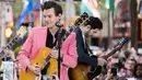 Penyanyi Harry Styles saat menghibur penonton di acara NBC "Today" di Rockefeller Plaza, New York (9/5). Mantan kekasih Taylor Swift ini menyuguhkan dua lagu terbarunya, Ever Since New York dan Carolina. (Charles Sykes/Invision/AP)