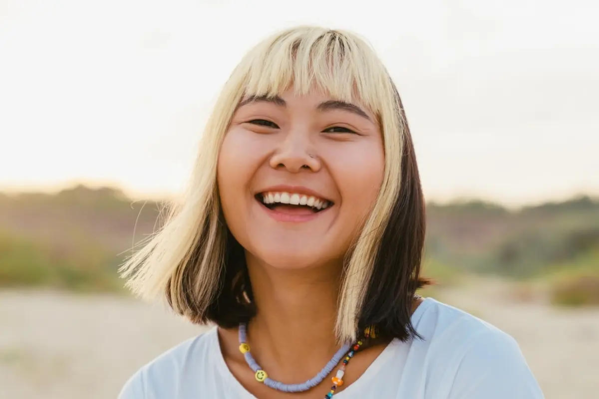 tertawa rambut pirang santai