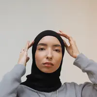 Berikut ini bahan kerudung segi empat terbaik, anti kusut dan yang nyaman dipakai. (Unsplash/gooodfaces).