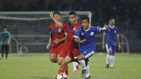 PSCS Cilacap beruji coba dengan Persik Kediri di Stadion Wijayakusuma Cilacap, Sabtu (18/5/2019), sebagai persiapan menuju Liga 2 2019. Kedua tim bermain imbang 1-1 dalam laga tersebut. (Bola.com/Gatot Susetyo)