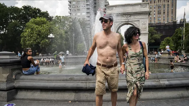 Cuaca Panas New York Bikin Warga Berkeliaran di Taman