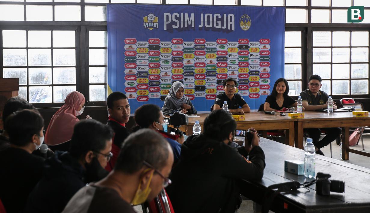 Wartawan memberikan pertanyaan saat konferensi pers sponsor PSIM Yogyakarta yang berlangsung di Wisma PSIM Yogyakarta, Sabtu (13/08/2022). (Bola.com/Bagaskara Lazuardi)