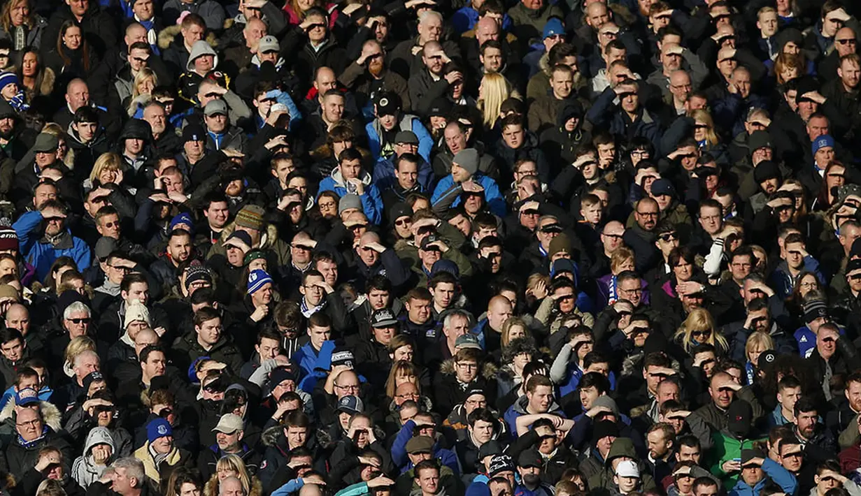 Para supporter Everton tampak silau dengan sinar matahari saat laga Liga Inggris melawan West Bromwich di Stadion Goodison Park, Inggris, Sabtu (13/2/2016). Everton takluk 0-1 dari West Bromwich. (Reuters/Andrew Yates)
