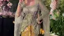 Selain disorot karena tampak memberikan nasihat kepada Azizah Salsha, ibu tiga anak itu juga mencuri perhatian saat tampil menyanyi di panggung. Nikita sukses menghibur para tamu dengan menyanyikan lagu King Nassar berjudul Seperti Mati Lampu. (Liputan6.com/IG/@nikitamirzanimawardi_172)