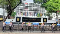 Satuan Pasukan Pengamanan Presiden (Paspampres) disiagakan di sekitar Komisi Pemilihan Umum (KPU) menjelang penetapan presiden dan wakil presiden terpilih Prabowo Subianto-Gibran Rakabuming Raka. (Merdeka).