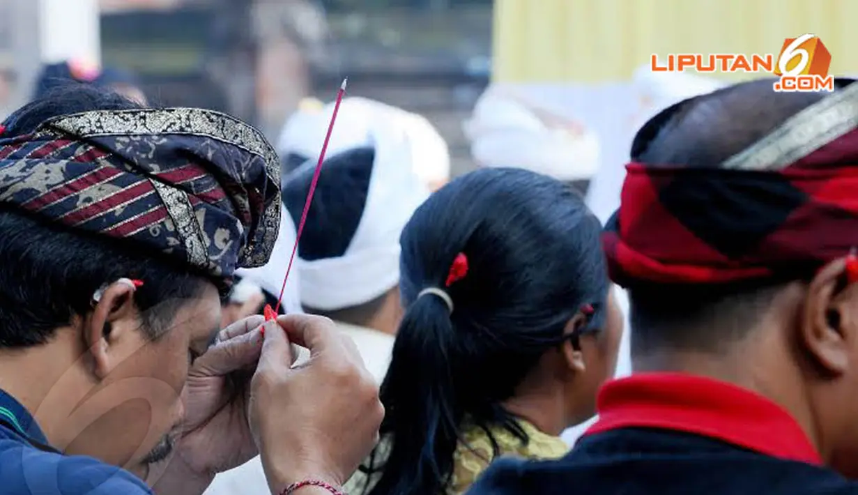 Umat Hindu Pura Dharma Sidhi, Ciledug bersembahyang sebelum melangsungkan upacara Melasti (Liputan6.com/Andrian M Tunay).