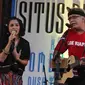 Andien saat berduet dengan Iwan Fals konser Situs Budaya: Nusa Tenggara Barat, Kerajaan Lombok & Bima di Panggung Kita, Depok Sabtu (3/3). Mereka membawakan lagu Seperti Matahari, Asmara dan Pancaroba dan  Barang Antik. (Liputan6.com/Arya Manggala) 