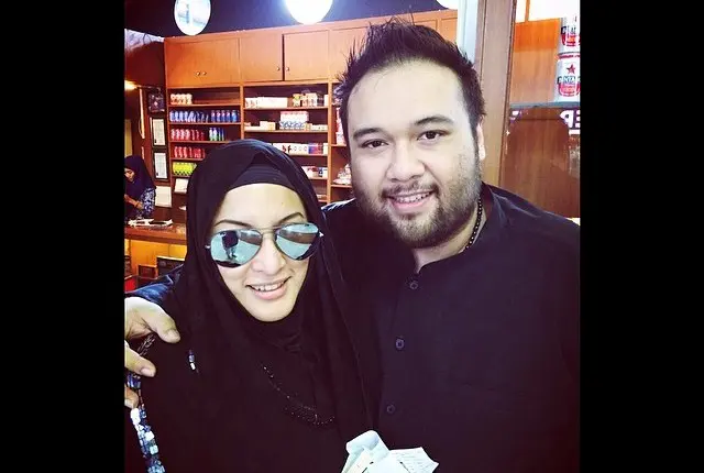  Lewat akun Instagram-nya, Didi Soekarno pamer foto mesra dengan cewek lain, Vanessa Angel. 