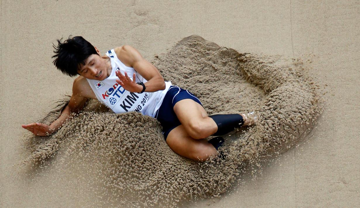 Atlet lompat jangkit asal Korea Selatan, Kim Deokhyeon saat mengikuti babak kualifikasi IAAF World Championships ke-15 di Stadion Nasional di Beijing, Cina, (26/8/2015). (REUTERS/Kim Kyung-Hoon)