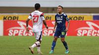 Pemain Persib Bandung, Erwin Ramdani (kanan) bersitegang dengan pemain Arema FC, Dedik Setiawan pada pertandingan pekan ke-26 BRI Liga 1 2022/2023 yang berlangsung di Stadion Pakansari, Bogor, Kamis (23/2/2023). (Bola.com/Ikhwan Yanuar)