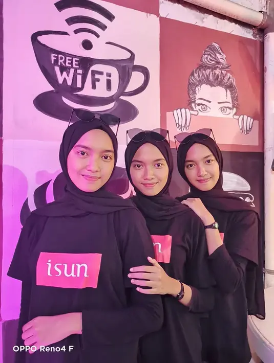 3 gadis asal Banyuwangi ini kembar identik. Tak ayal saat bersanding seperti ini sangat susah dibedakan antara Rizka, Rizki maupun Rizke. Potret 3 gadis kembar ini sukses curi perhatian. (Liputan6.com/IG/rizki_rizka_rizke)
