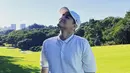 Ia pun tampak santai memakai kaos putih saat bermain golf. Dirinya pun hanya memadukan penampilannya dengan topi serta sarung tangan senada. (Liputan6.com/IG/@k.kbeom)