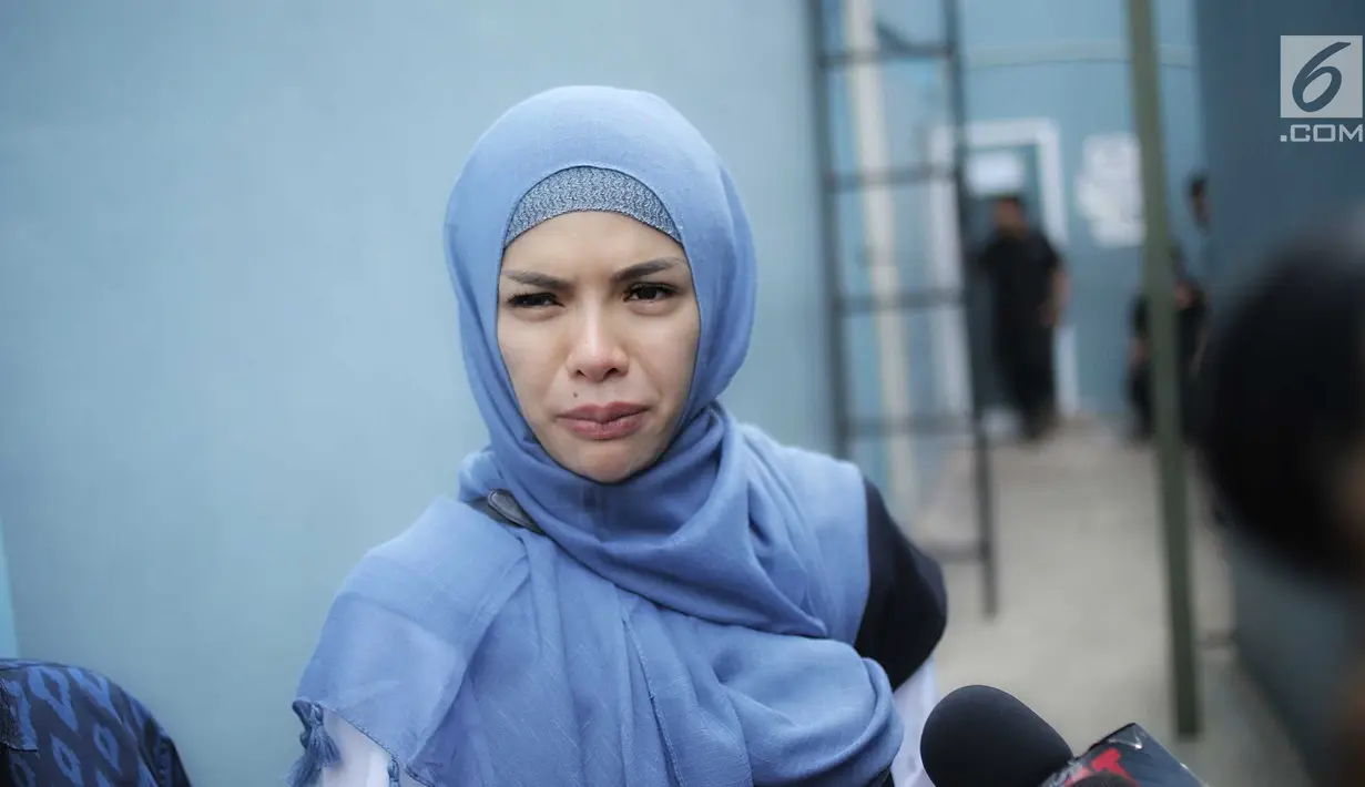 Artis Nikita Mirzani memberikan keterangan kepada awak media di kawasan Tandean, Jakarta, Rabu (17/7). Perubahan Dipo Latief, kata Nikita, dikarenakan lingkungan. Dia menuding orang-orang di sekitar Dipo punya pengaruh buruk. (Liputan6.com/Faizal Fanani)