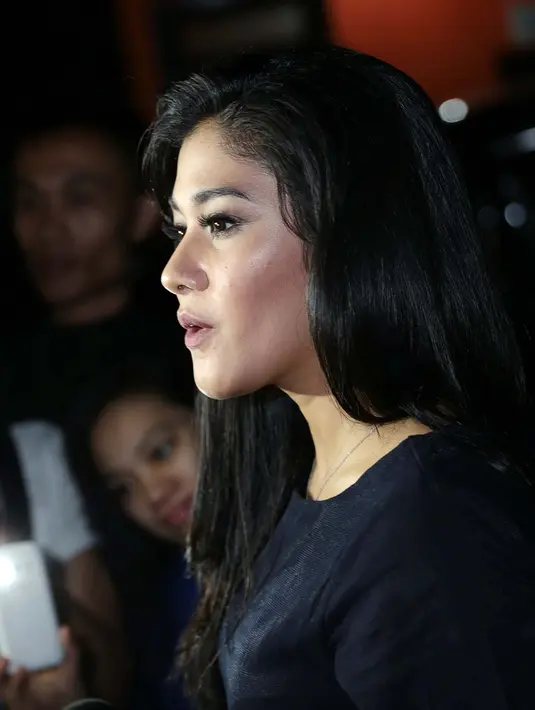 Beruntung calon suaminya Naysila Mirdad yang usianya selisih enam tahun lebih tua tidak memaksakan untuk segera ke pelaminan. Begitu juga dengan kedua orangtuanya. (Deki Prayoga/Bintang.com)