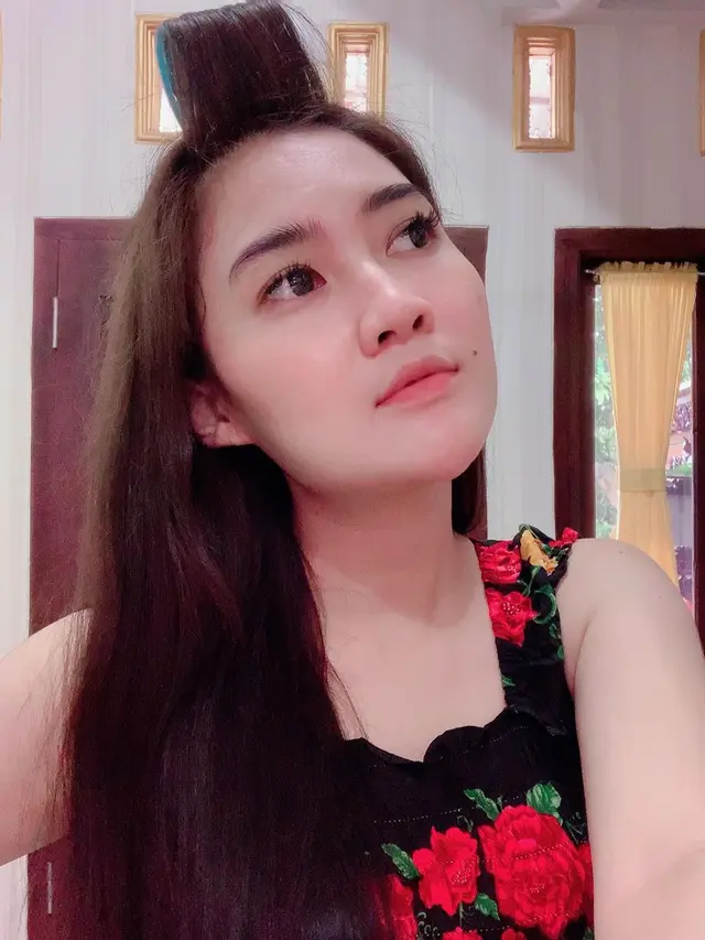 6 Gaya Nella Kharisma Masih Pakai Roll Rambut Ini Tetap Menawan