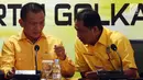 Sekjen DPP Partai Golkar Lodewijk Friederch bersama Wakil Ketua Koordinator Bidang Penggalangan Khusus Partai Golkar Rizal Mallarangeng berbincang saat konfrensi pers soal SK Pengurus DPP Partai Golkar, Jakarta, Kamis (25/1). (Liputan6.com/JohanTallo)