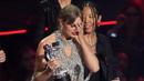 Taylor Swift menerima penghargaan pada ajang MTV Video Music Awards di Prudential Center, Newark, New Jersey, Amerika Serikat, 28 Agustus 2022. Taylor Swift memenangi penghargaan bergengsi 'Video of the Year' untuk All Too Well (10 Minute Version) (Taylor's Version). (Photo by Charles Sykes/Invision/AP)